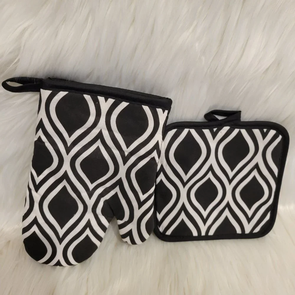 Black & White Oven Mitt & Potholder Set